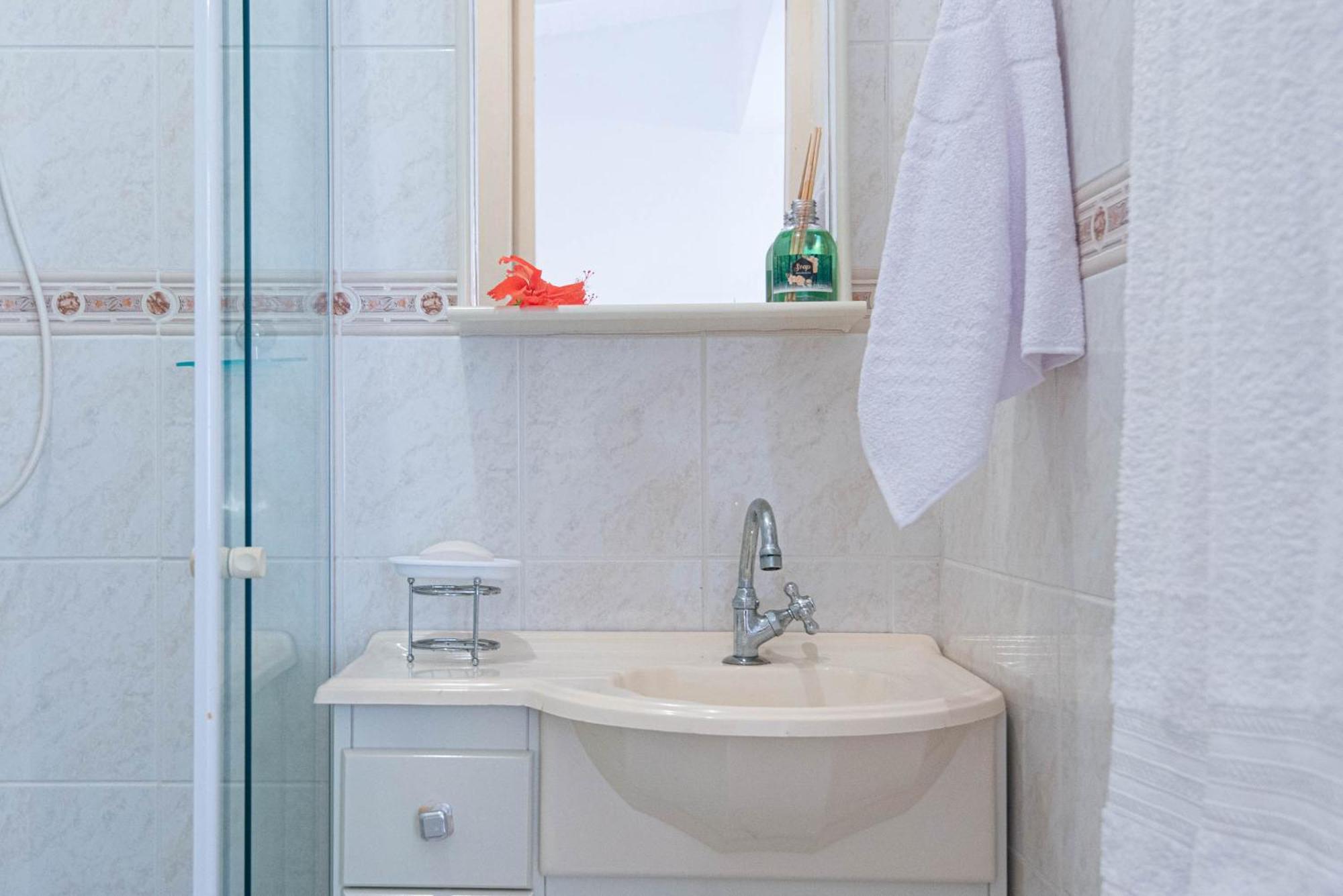 Casa Com Piscina Na Localização De -wifi 500mb, Smart Tv 4k - Agua E Luz Cobrados A Parte