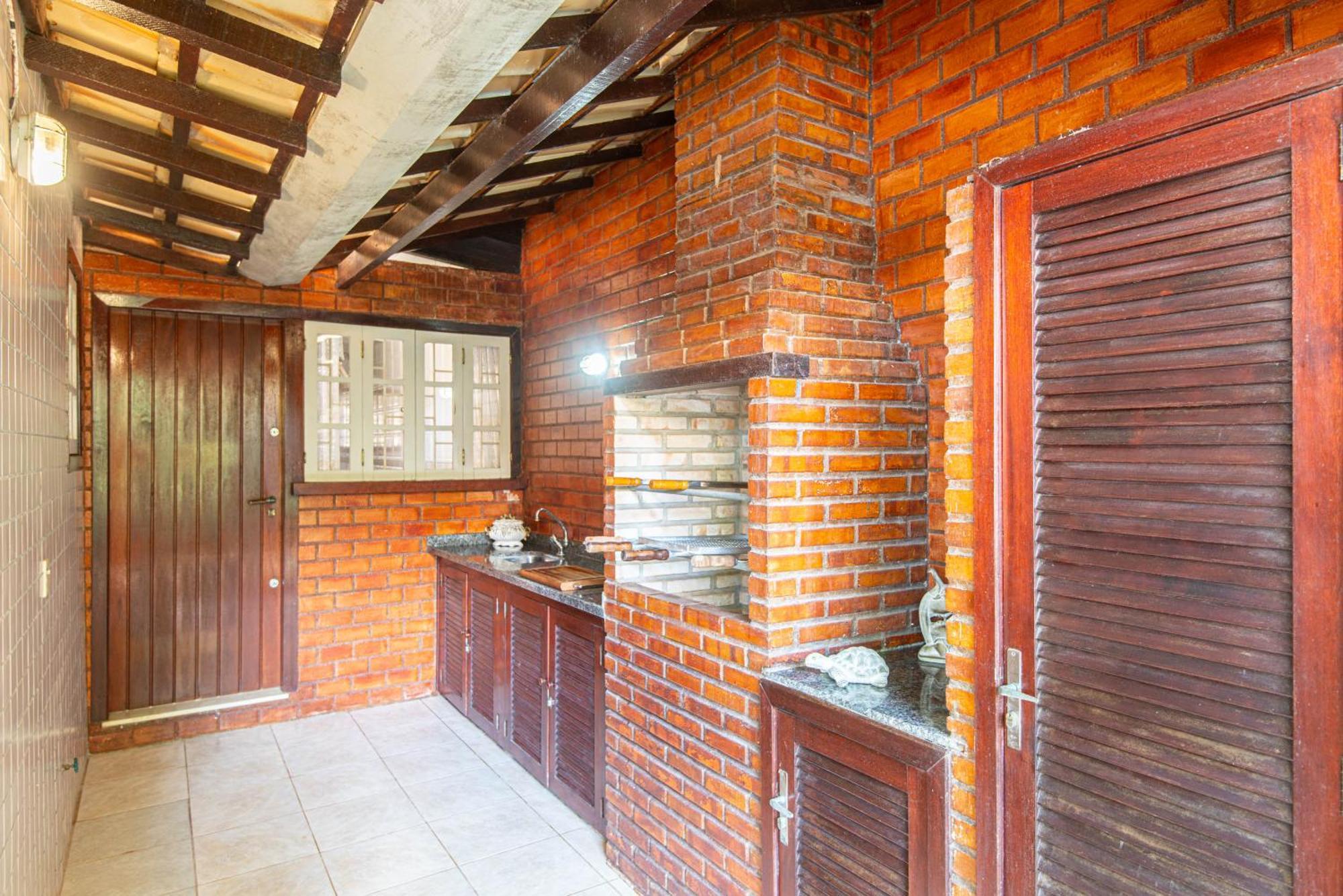 Casa Com Piscina Na Localização De -wifi 500mb, Smart Tv 4k - Agua E Luz Cobrados A Parte